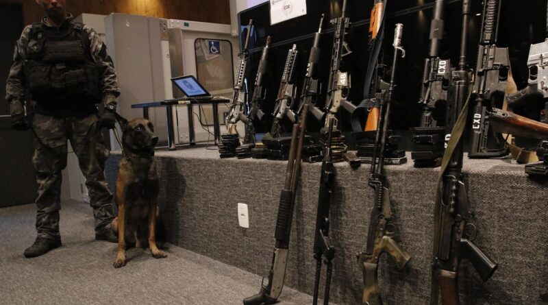 Ações da PM apreendem fuzis, metralhadoras e drogas no Rio de Janeiro