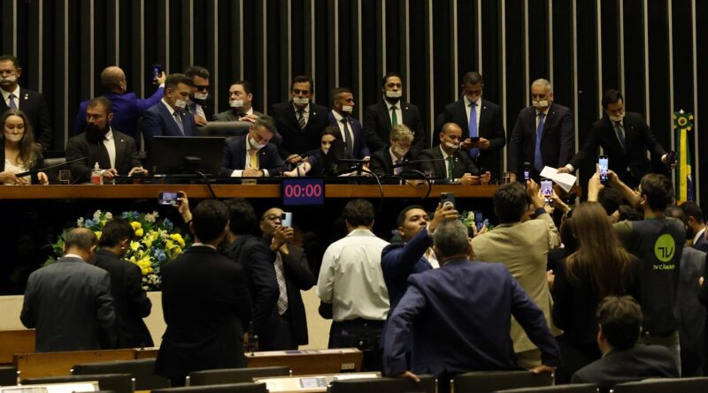 Alcolumbre e Motta pedem diálogo e respeito após ocupação de plenários