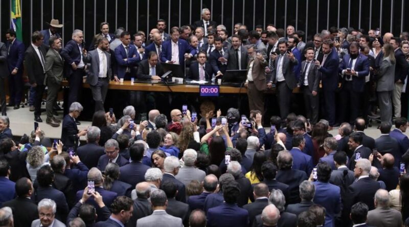 Após obstrução de Plenário, Hugo Motta abre sessão e pede respeito