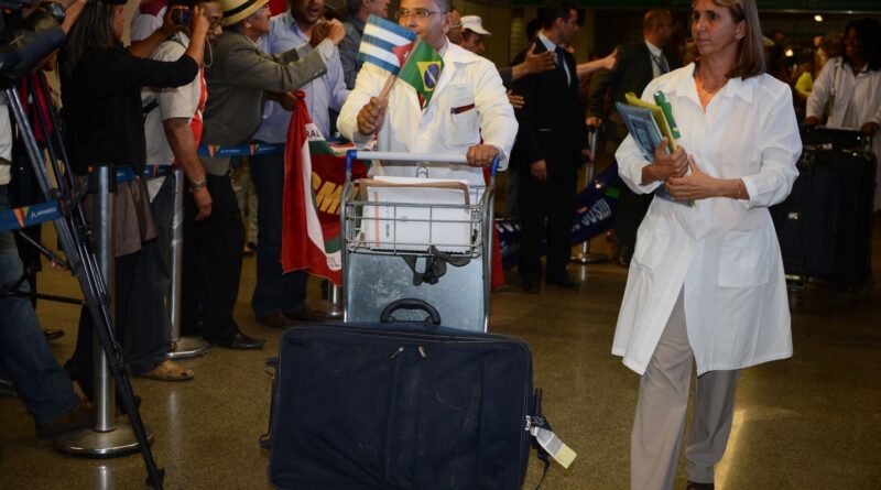 Associação de médicos cubanos repudia ação dos EUA contra Mais Médicos