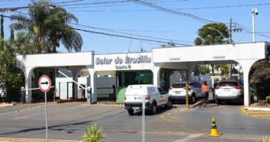 Bolsonaro deixa prisão domiciliar e vai a hospital para exames médicos