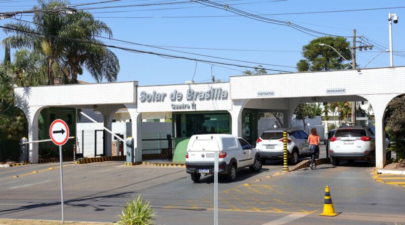 Bolsonaro deixa prisão domiciliar e vai a hospital para exames médicos