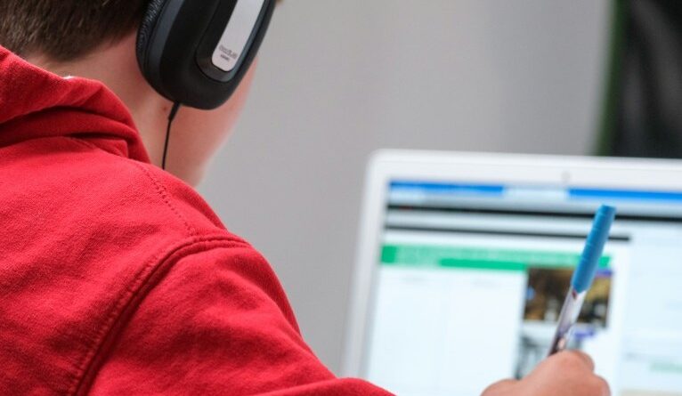 Brasileiros adotam aplicativos gratuitos como principal forma de aprender inglês, diz estudo