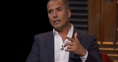 Comediante Ricardo Araújo Pereira analisa piadas sobre portugueses: "Pensamos diferente do convencional"