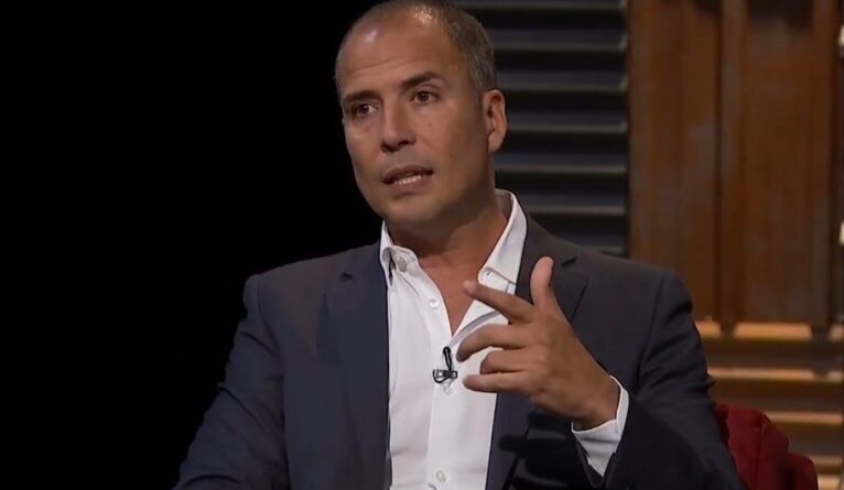 Comediante Ricardo Araújo Pereira analisa piadas sobre portugueses: "Pensamos diferente do convencional"