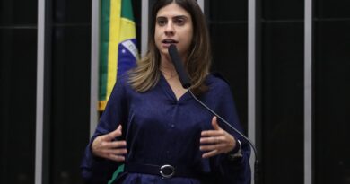 Deputada acusada de agredir Nikolas não entra em lista de denunciados