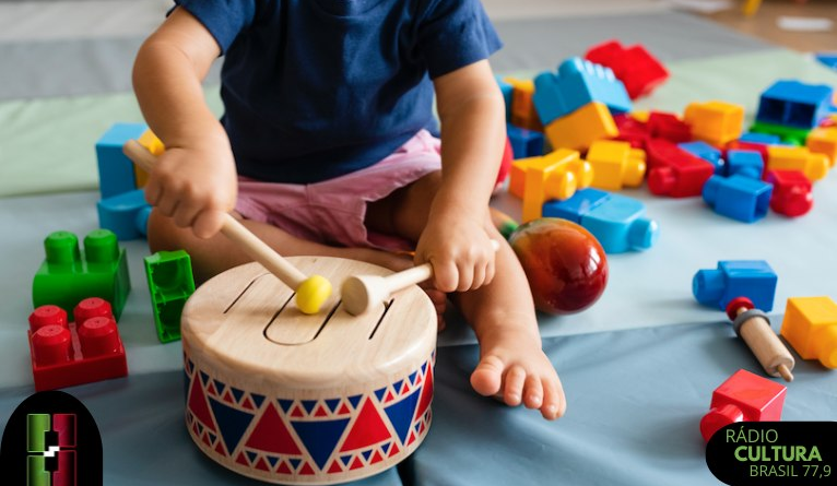 Descubra quais são os benefícios da musicalização para o desenvolvimento de jovens e adultos