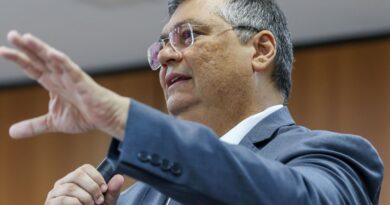 Dino dá 10 dias para Motta explicar trâmite do PL sobre adultização