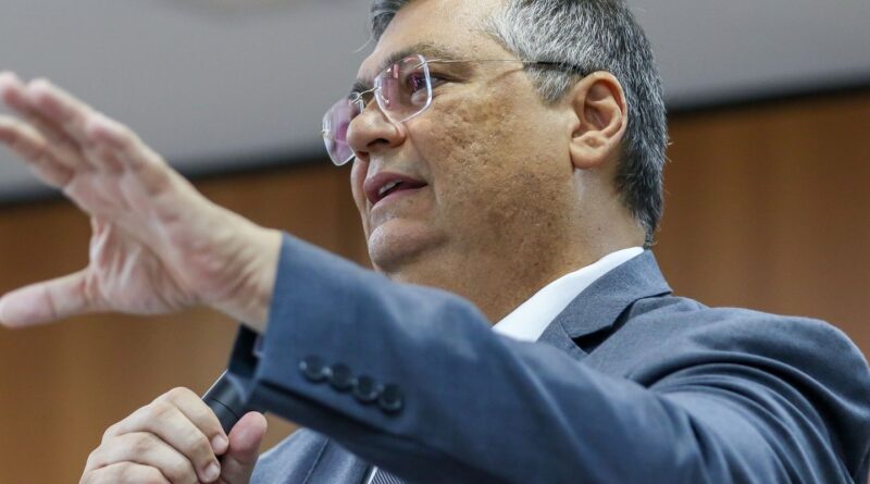 Dino dá 10 dias para Motta explicar trâmite do PL sobre adultização