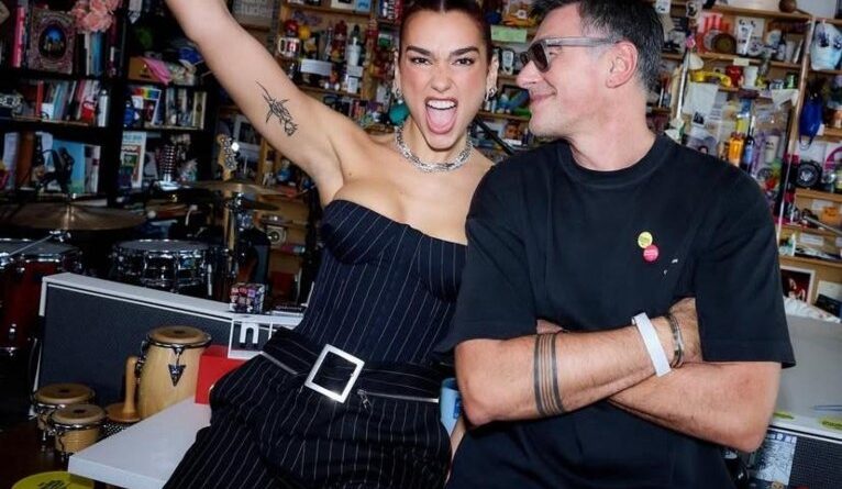 Dua Lipa canta em albanês ao lado do pai durante show no festival Sunny Hill: “Jamais esquecerei”