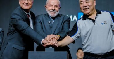 Em inauguração de montadora, Lula defende relação comercial com China