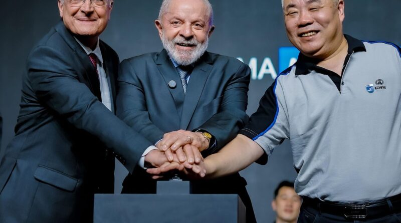 Em inauguração de montadora, Lula defende relação comercial com China