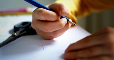 Escola nos EUA troca professores por IA; mensalidades custam R$ 18 mil