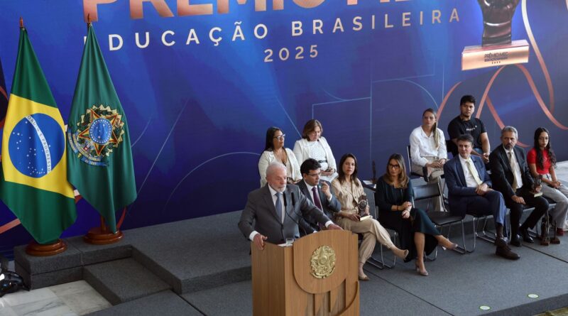 Evasão escolar é questão de Estado, diz Lula na entrega do Prêmio MEC