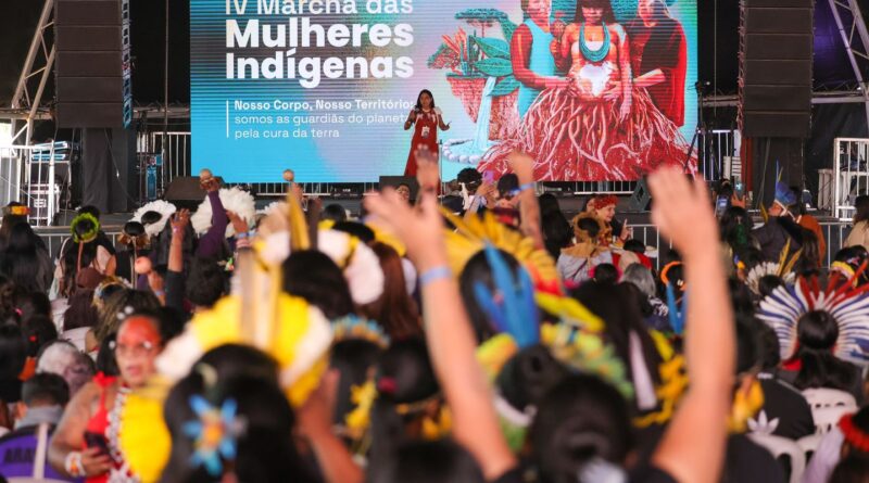 Evento em Brasília reúne 5 mil mulheres indígenas que pedem proteção