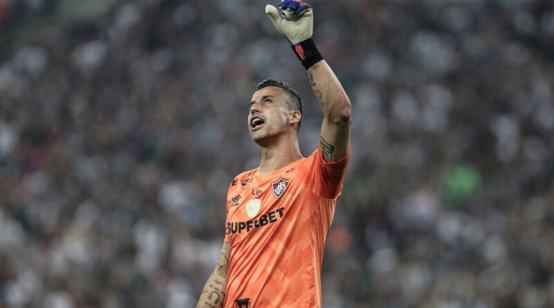 Fábio vira jogador com mais partidas disputadas no futebol mundial