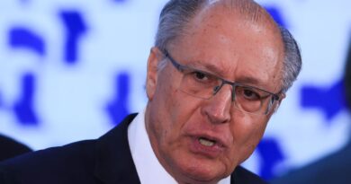 Falha em avião adia retorno de Alckmin ao Brasil