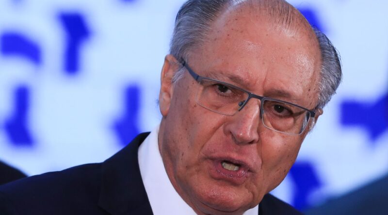 Falha em avião adia retorno de Alckmin ao Brasil