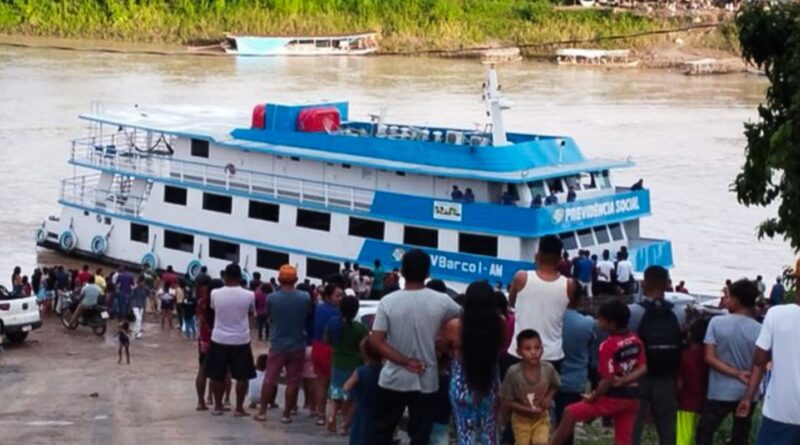 INSS usa barcos para orientar aposentados da Amazônia sobre descontos