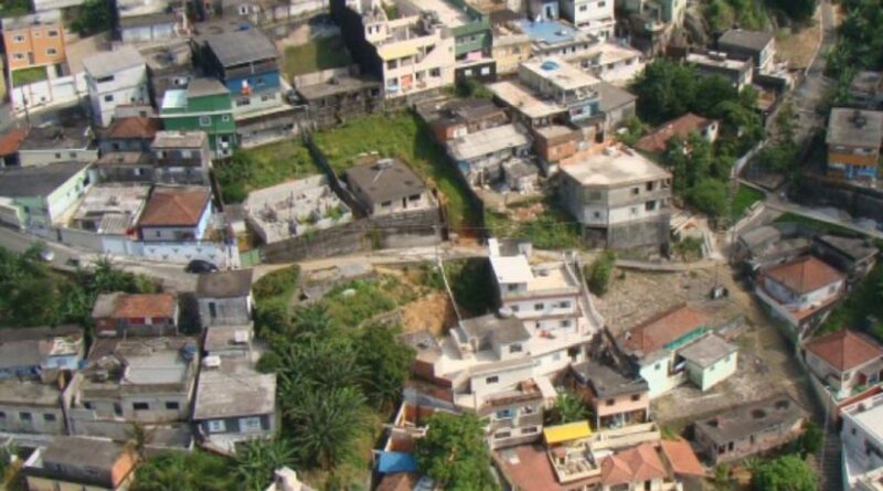 Incêndio de grandes proporções atinge favela de palafitas em Santos