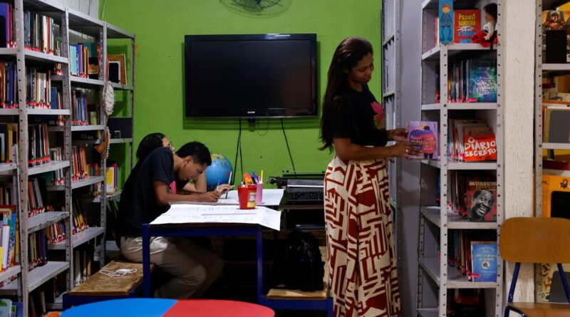 Iniciativas públicas e comunitárias aproximam brasileiros dos livros