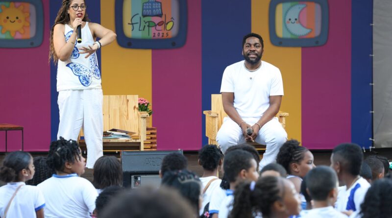 Jovens e crianças se juntam na Flipelô para conversar com Lázaro Ramos