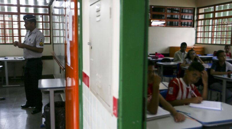 Justiça libera contratação de PMs para escolas cívico-militares em SP