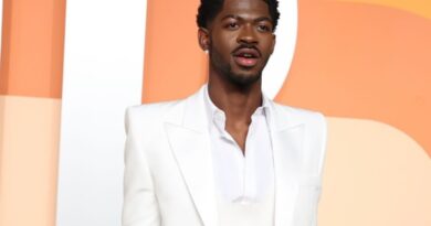 Lil Nas X paga fiança e deixa a prisão após ser acusado por quatro crimes