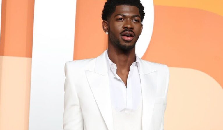 Lil Nas X paga fiança e deixa a prisão após ser acusado por quatro crimes