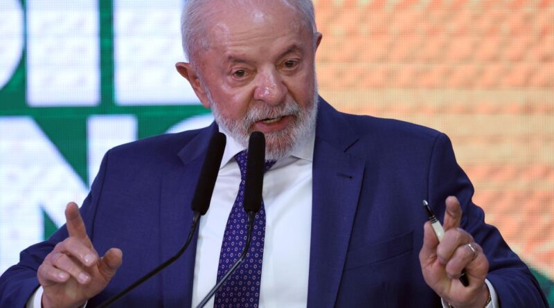 Lula cobra regulamentação de lei sobre economia solidária