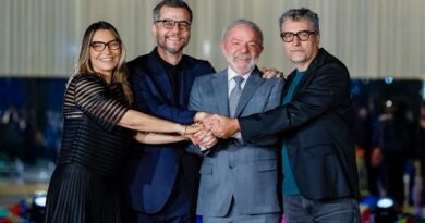 Lula recebe elenco de 'O Agente Secreto' no Cine Alvorada