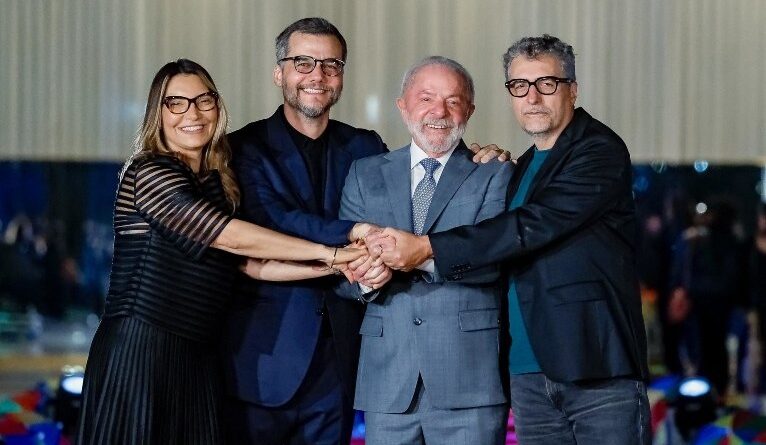 Lula recebe elenco de 'O Agente Secreto' no Cine Alvorada