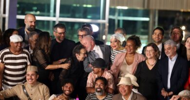 Lula recebe equipe de O Agente Secreto e destaca papel da cultura