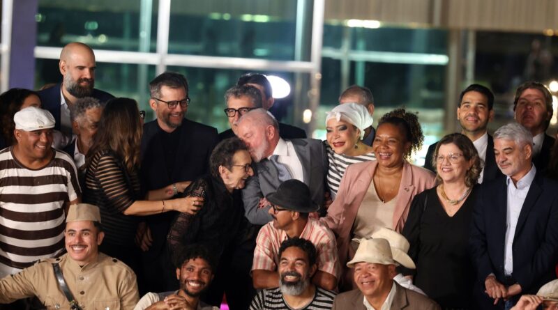 Lula recebe equipe de O Agente Secreto e destaca papel da cultura