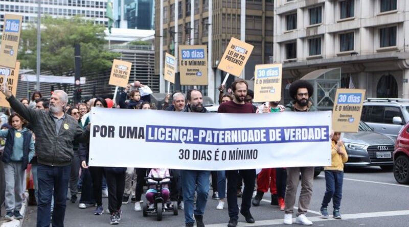 Manifestações em quatro cidades pedem ampliação da licença-paternidade