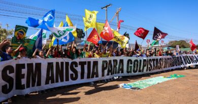 Manifestantes queimam bandeira dos EUA e boneco de Trump em embaixada