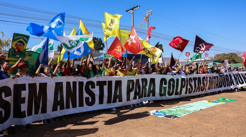 Manifestantes queimam bandeira dos EUA e boneco de Trump em embaixada