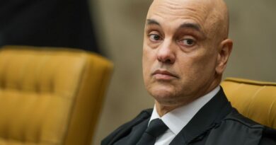 Moraes decreta prisão domiciliar de Bolsonaro