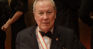 Morre Robert Wilson, ícone do teatro experimental, aos 83 anos