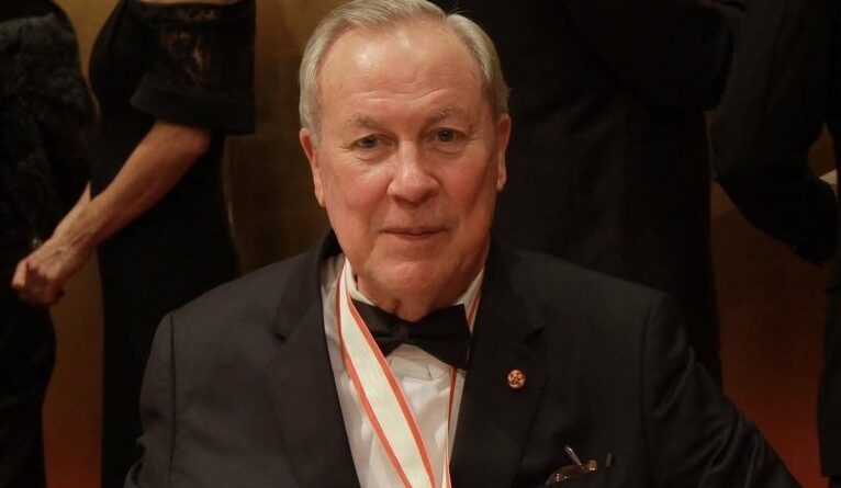 Morre Robert Wilson, ícone do teatro experimental, aos 83 anos