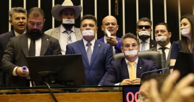 Oposição ocupa plenários por anistia a 8/01 e impeachment de Moraes