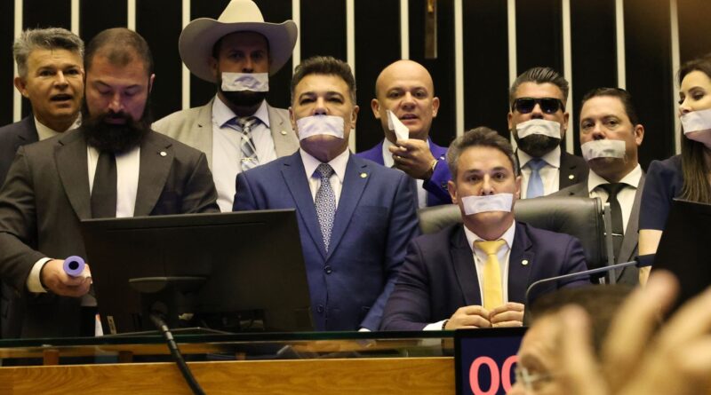 Oposição ocupa plenários por anistia a 8/01 e impeachment de Moraes