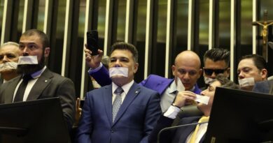 Oposição pernoita nos plenários do Congresso para impedir trabalhos