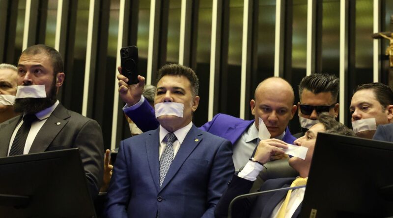 Oposição pernoita nos plenários do Congresso para impedir trabalhos