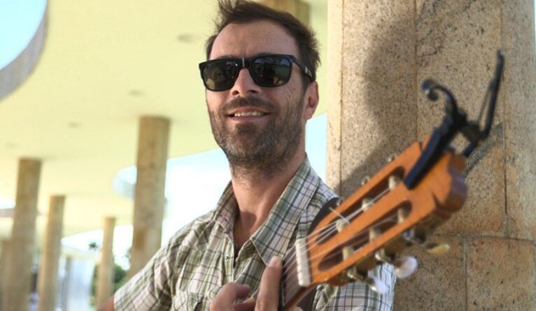 Paulinho Moska recebe o cantor argentino Kevin Johansen no “Encuentros en Brasil”