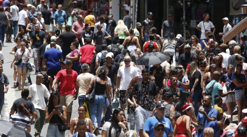 População brasileira chega a 213,4 milhões em julho de 2025