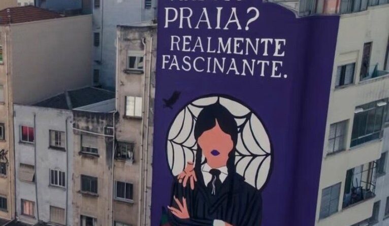 Prefeitura de SP multa prédio em R$ 190 mil por mural com desenho de Wandinha