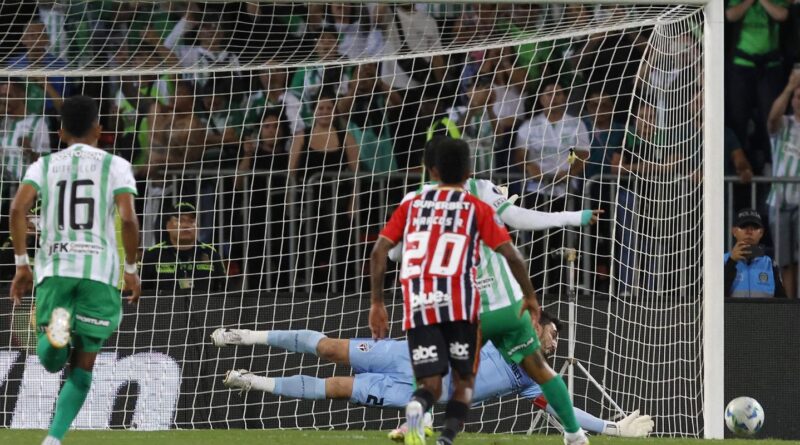 Rafael defende pênalti e São Paulo garante empate na Libertadores