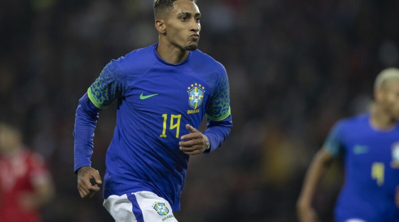 Raphinha e Vinicius Júnior são indicados ao prêmio Bola de Ouro