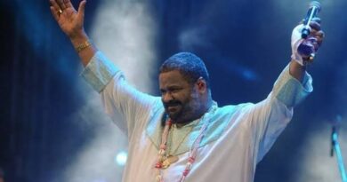 Velório de Arlindo Cruz reúne parentes, amigos e fãs no adeus ao mestre do samba